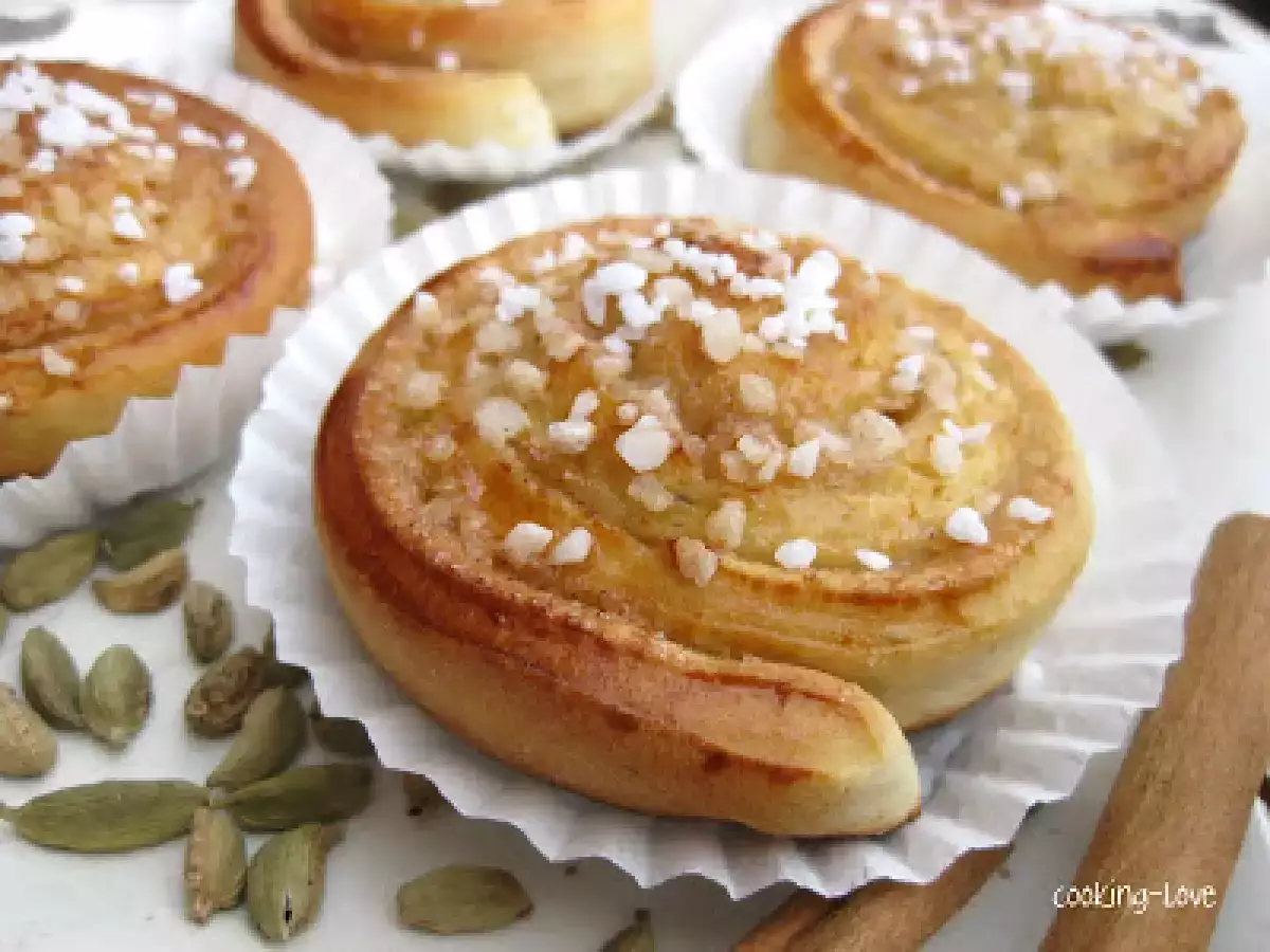 Bullar pasteles de Suecia con azúcar y canela