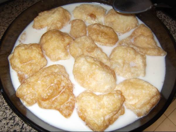 BUÑUELOS CON LECHE