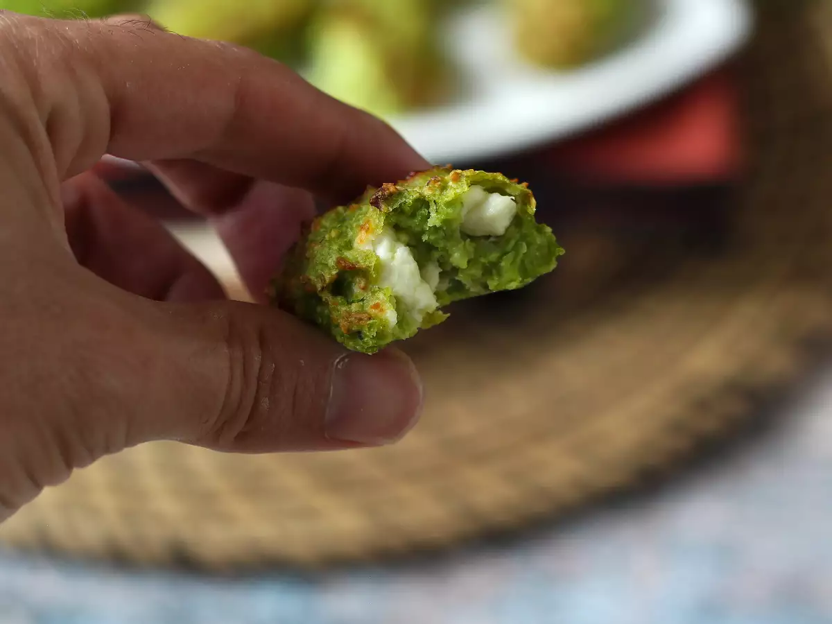 Buñuelos de guisantes, queso feta y menta en freidora de aire - foto 6