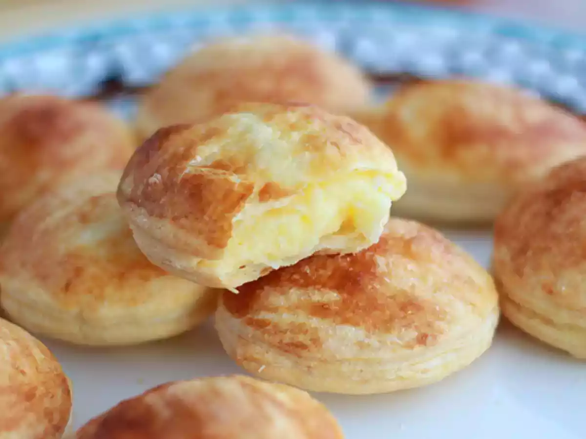 Buñuelos de hojaldre con crema pastelera