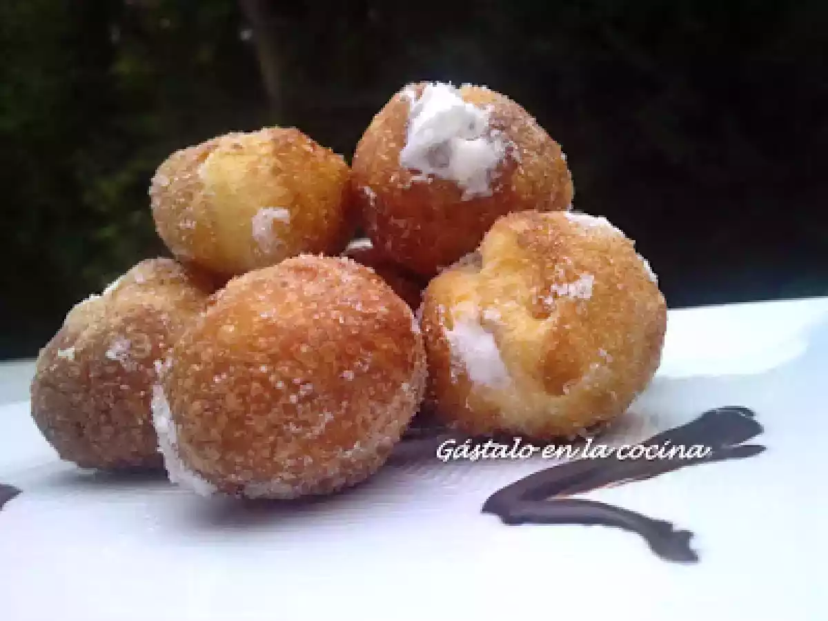 Buñuelos de viento rellenos de nata