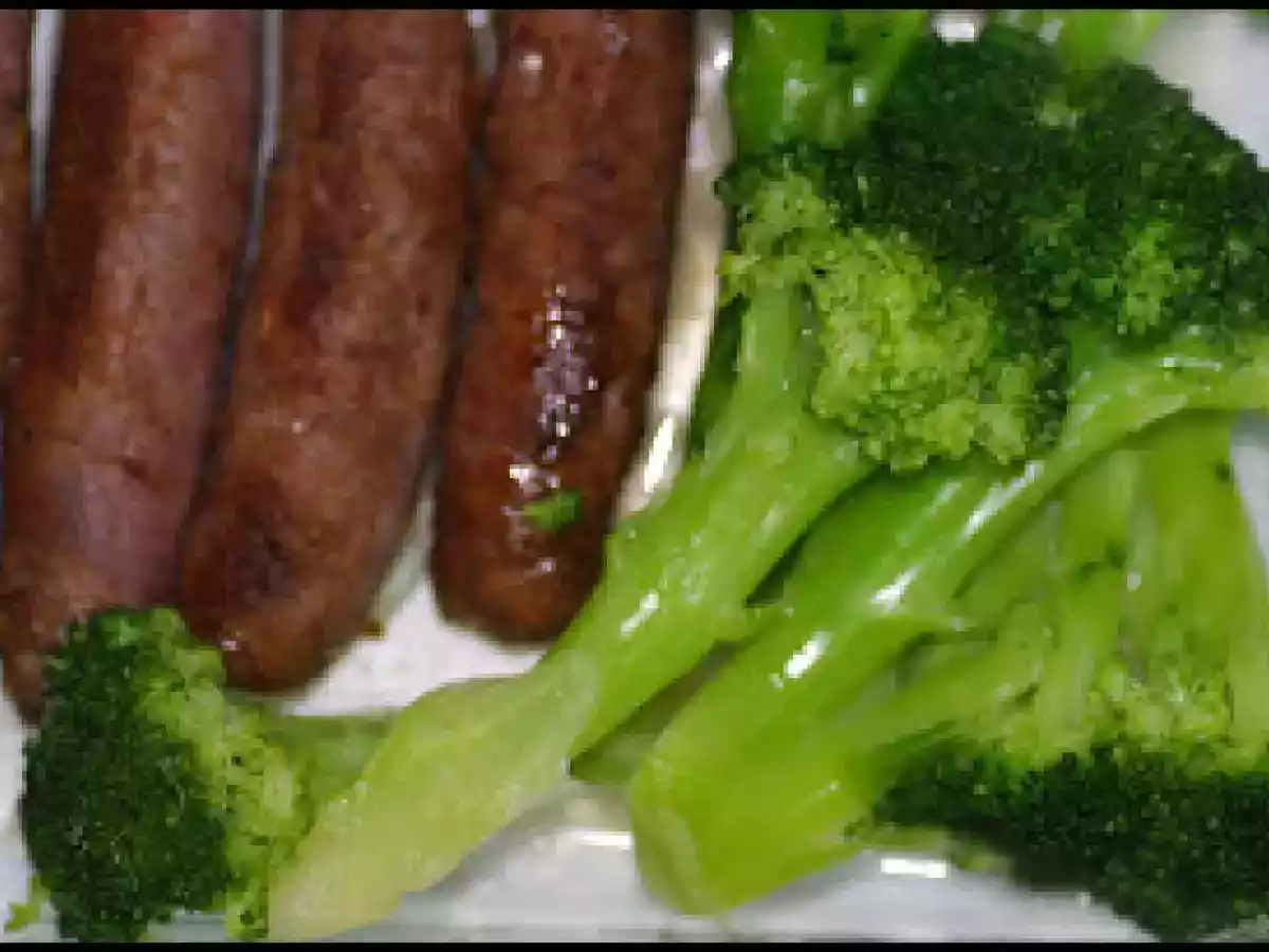 Butifarra ibérica al vino blanco y brócoli