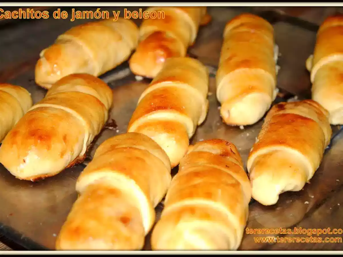 Cachitos venezolanos de jamón y beicon.