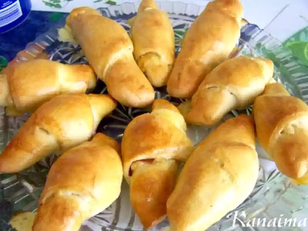 Cachitos venezolanos de jamón y queso