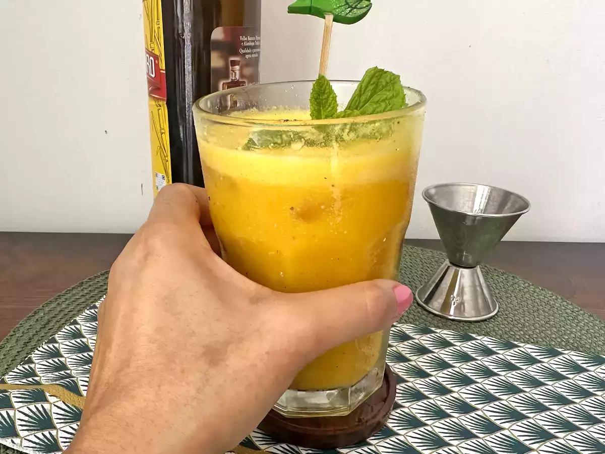 Caipiriña batida de maracuyá (fruta de la pasión): el cóctel brasileño hecho en batidora - foto 3