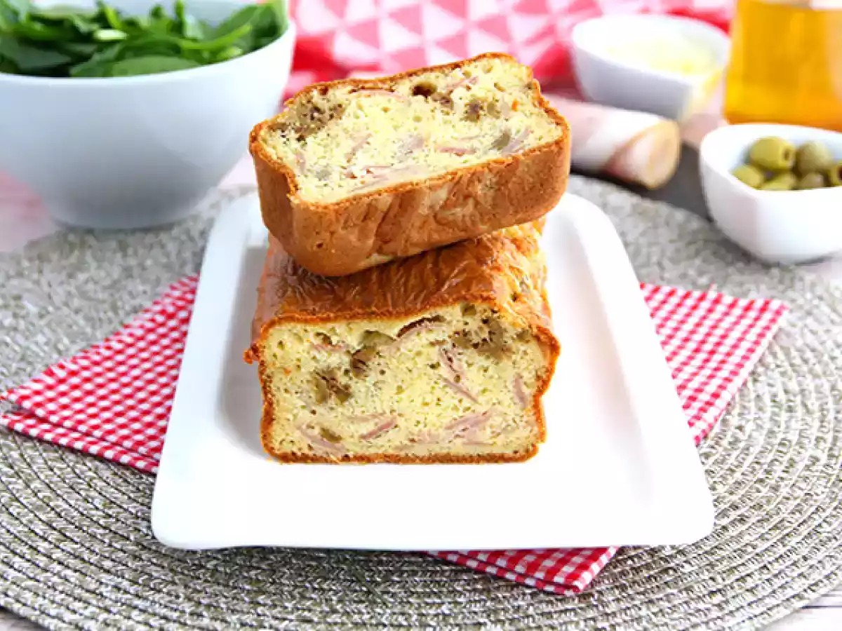 Cake de aceitunas verdes, jamón y queso