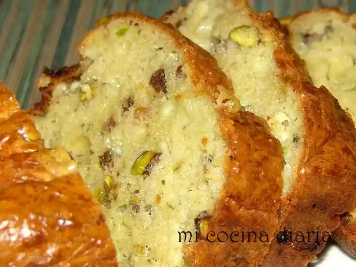 Cake de queso Roquefort, uvas pasas y pistachos