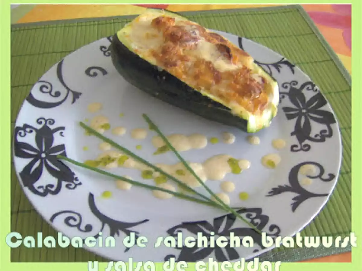 CALABACIN RELLENO DE SALCHICHA BRATWURST Y SALSA DE CHEDDAR