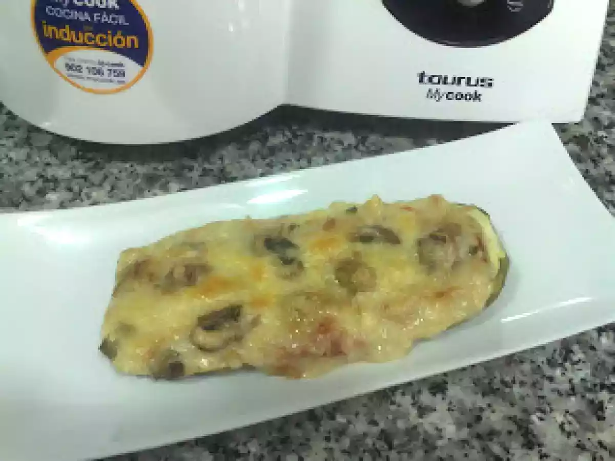 Calabacin relleno de verduras asadas