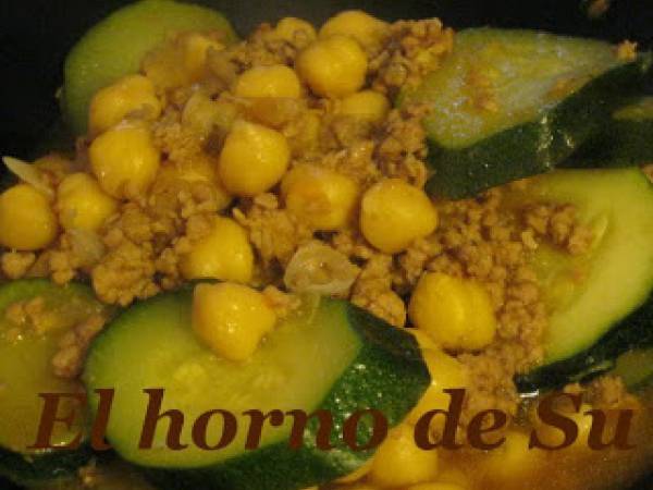 Calabacines con tomate y garbanzos