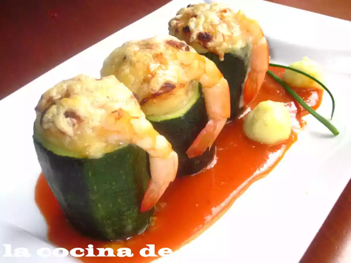 Calabacines rellenos de merluza y gambas en salsa de piquillos