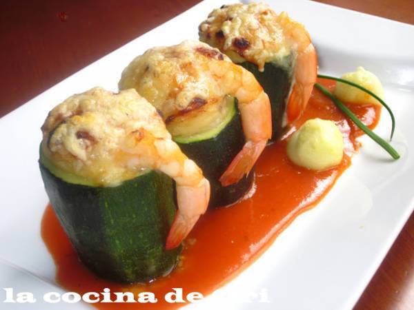 Calabacines rellenos de merluza y gambas en salsa de piquillos