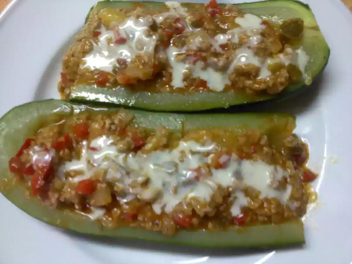 Calabacines rellenos de verduras y carne picada con salsa de queso azul