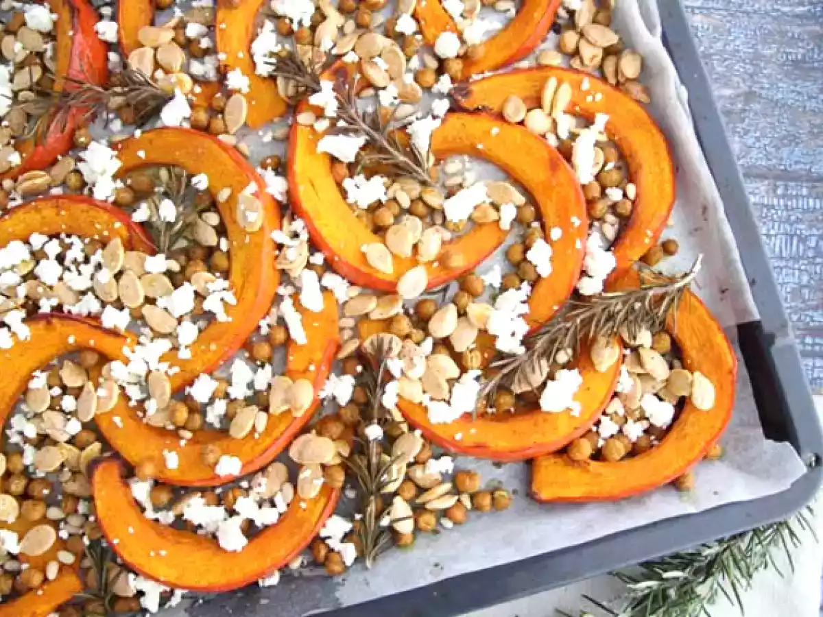 Calabaza al horno con garbanzos, romero y feta