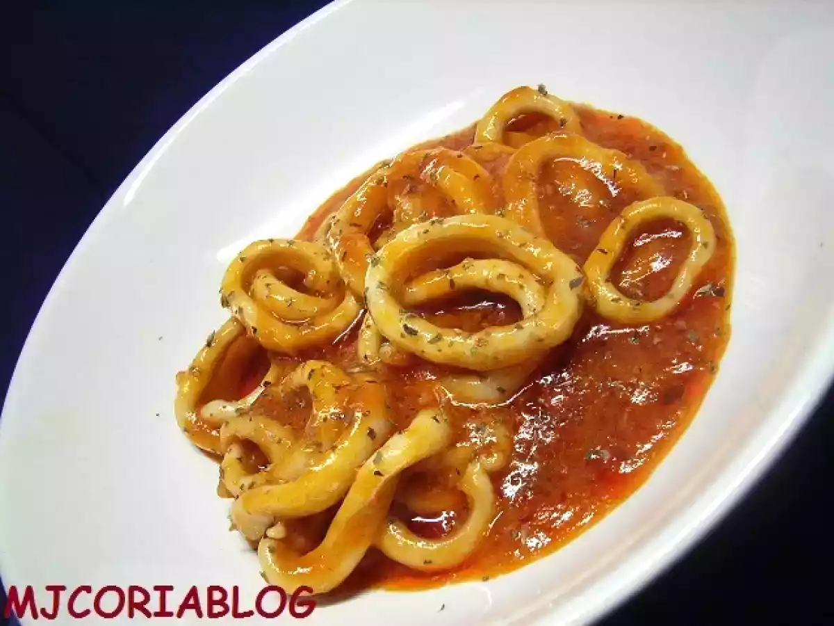 Calamares con tomate y orégano