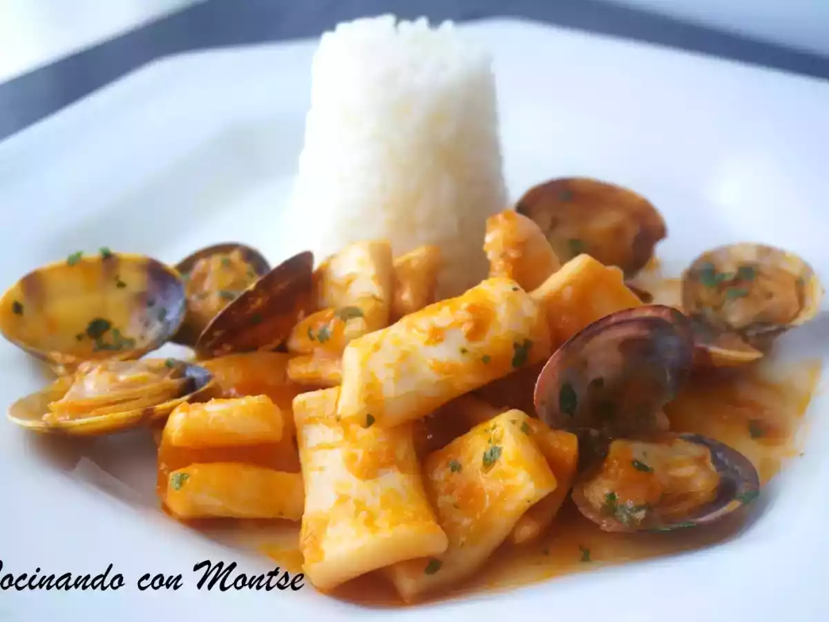 Calamares en salsa con almejas