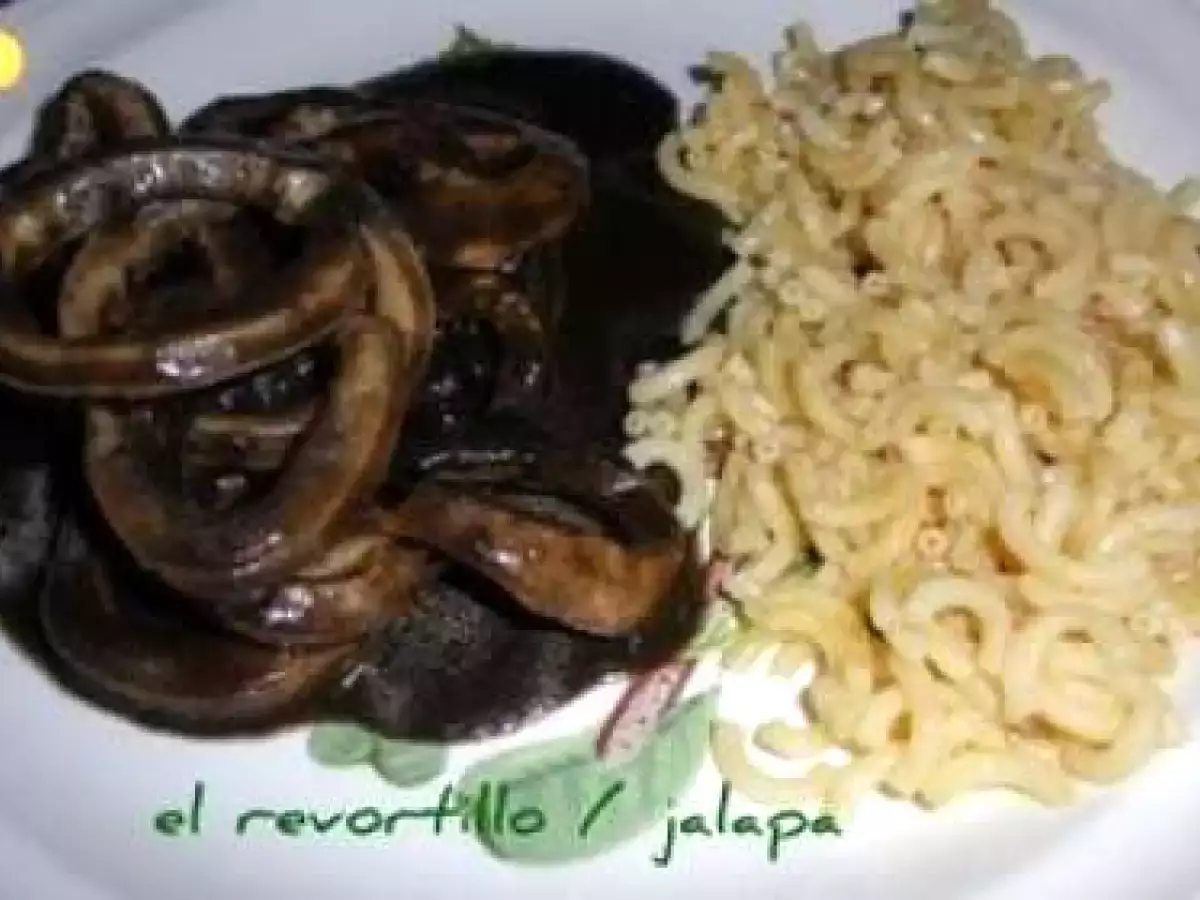 CALAMARES EN TINTA CON PASTA