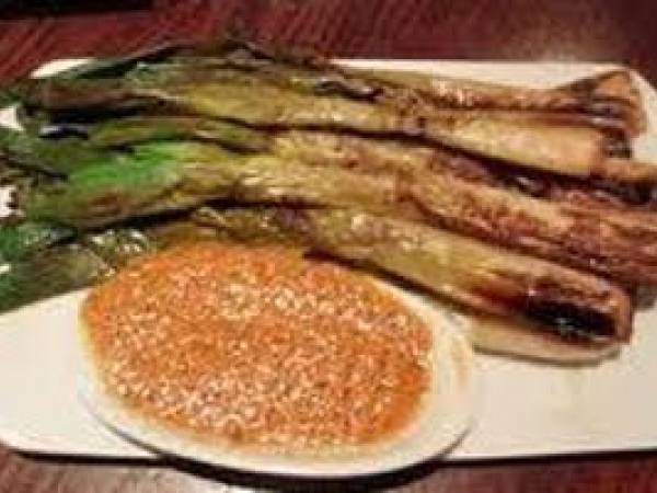 CALÇOTS CON ROMESCO