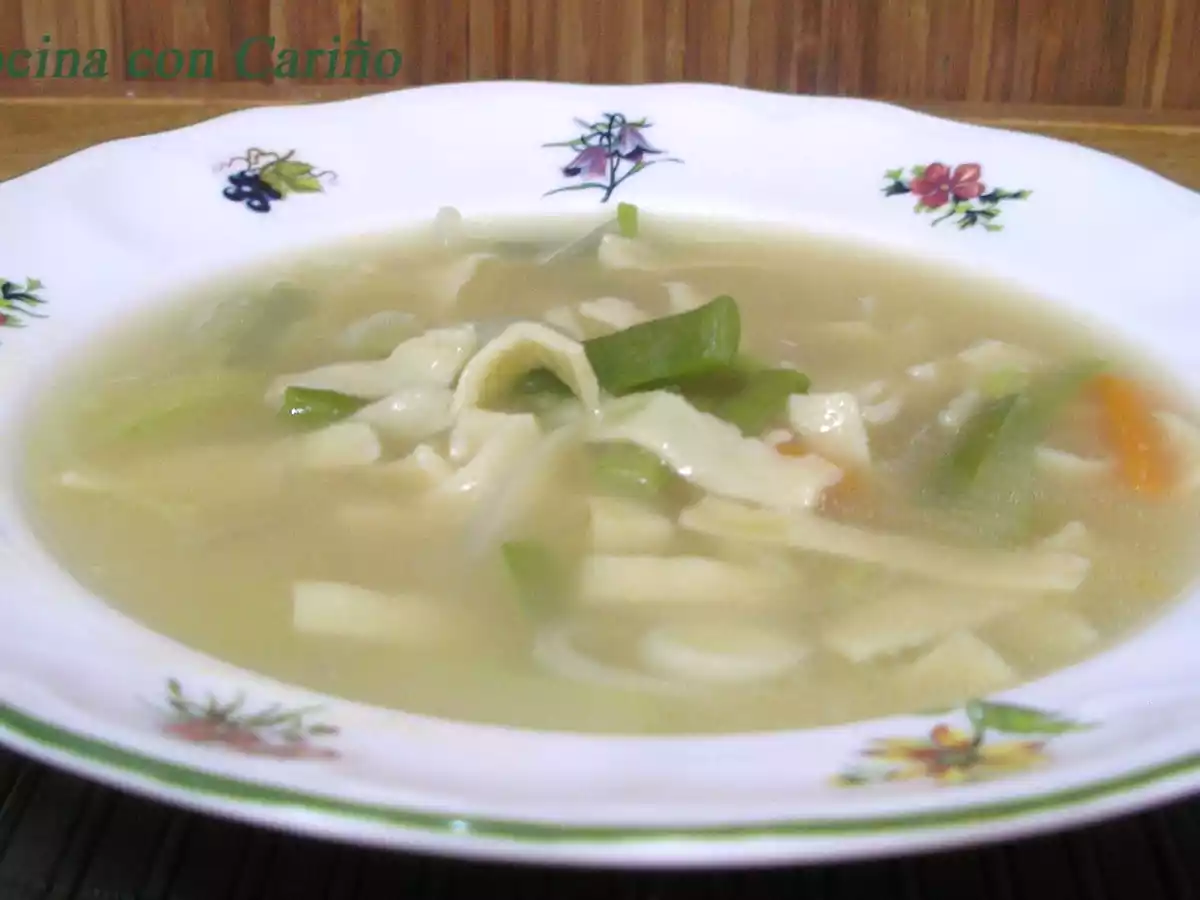 Caldo de pollo con salsa de soja y pasta fresca