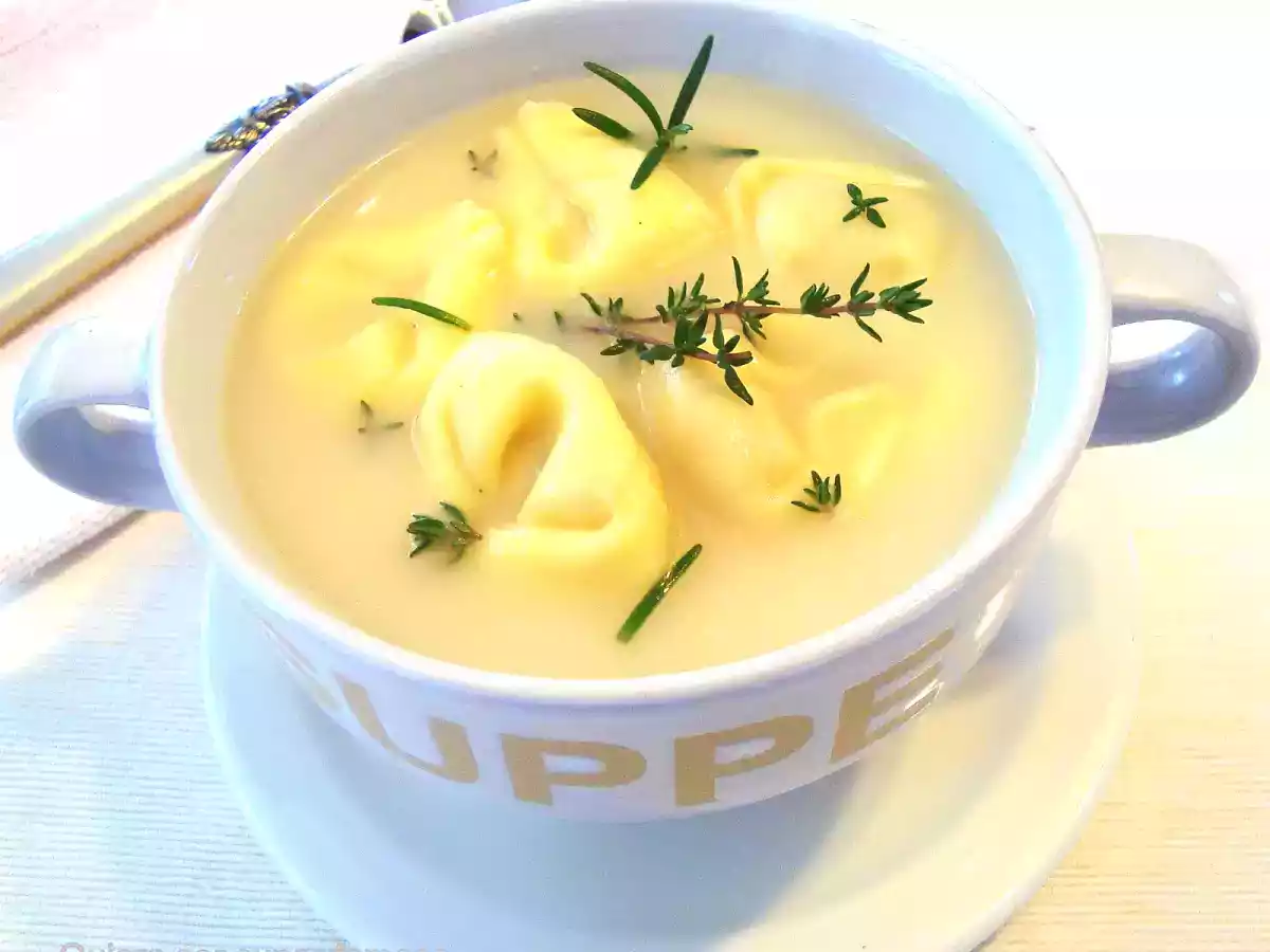 Caldo de pollo con tortellini