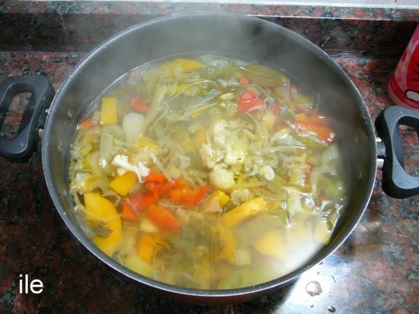 Caldo de verduras casero