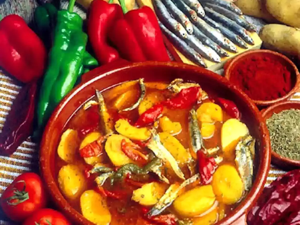 Caldo pimentón almeriense con boquerones