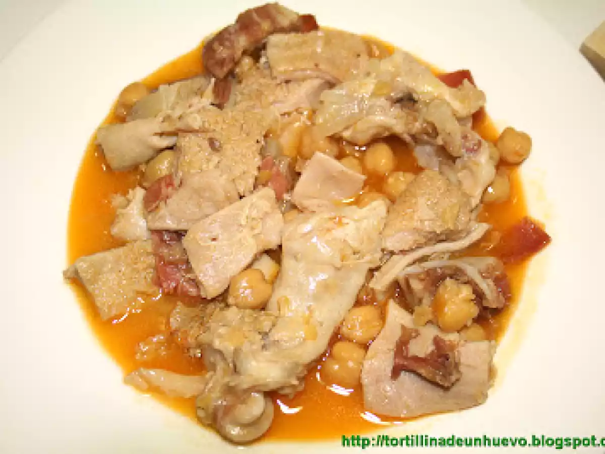 Callos con manitas de cabrito y garbanzos