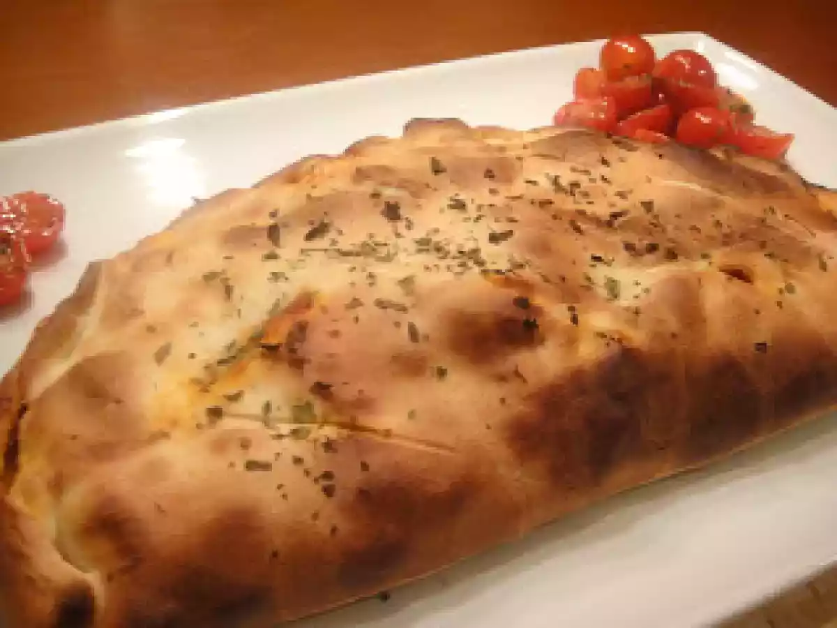 Calzone de frankfurt, cebolla frita y aceite de orégano