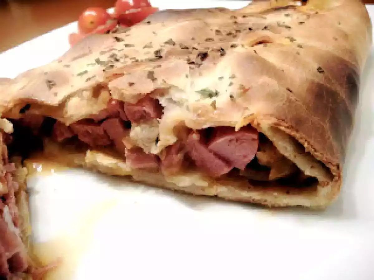 Calzone de frankfurt, cebolla frita y aceite de orégano - foto 2