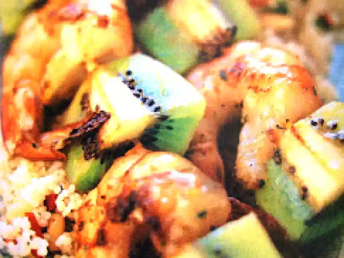 Camarones a la parrilla y brochetas de Kiwi