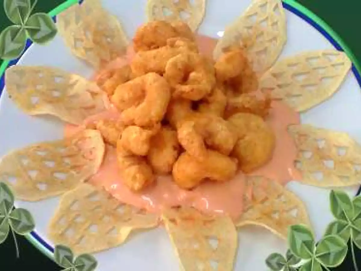 CAMARONES AL HUEVO CON CREMA ROSA Y LONCHAS DE PAPAS FRITAS