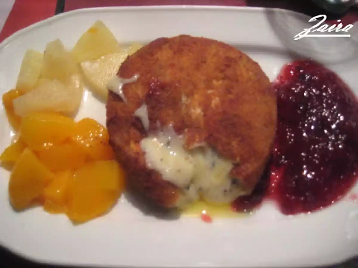 Camembert empanado con salsa agridulce de arándanos