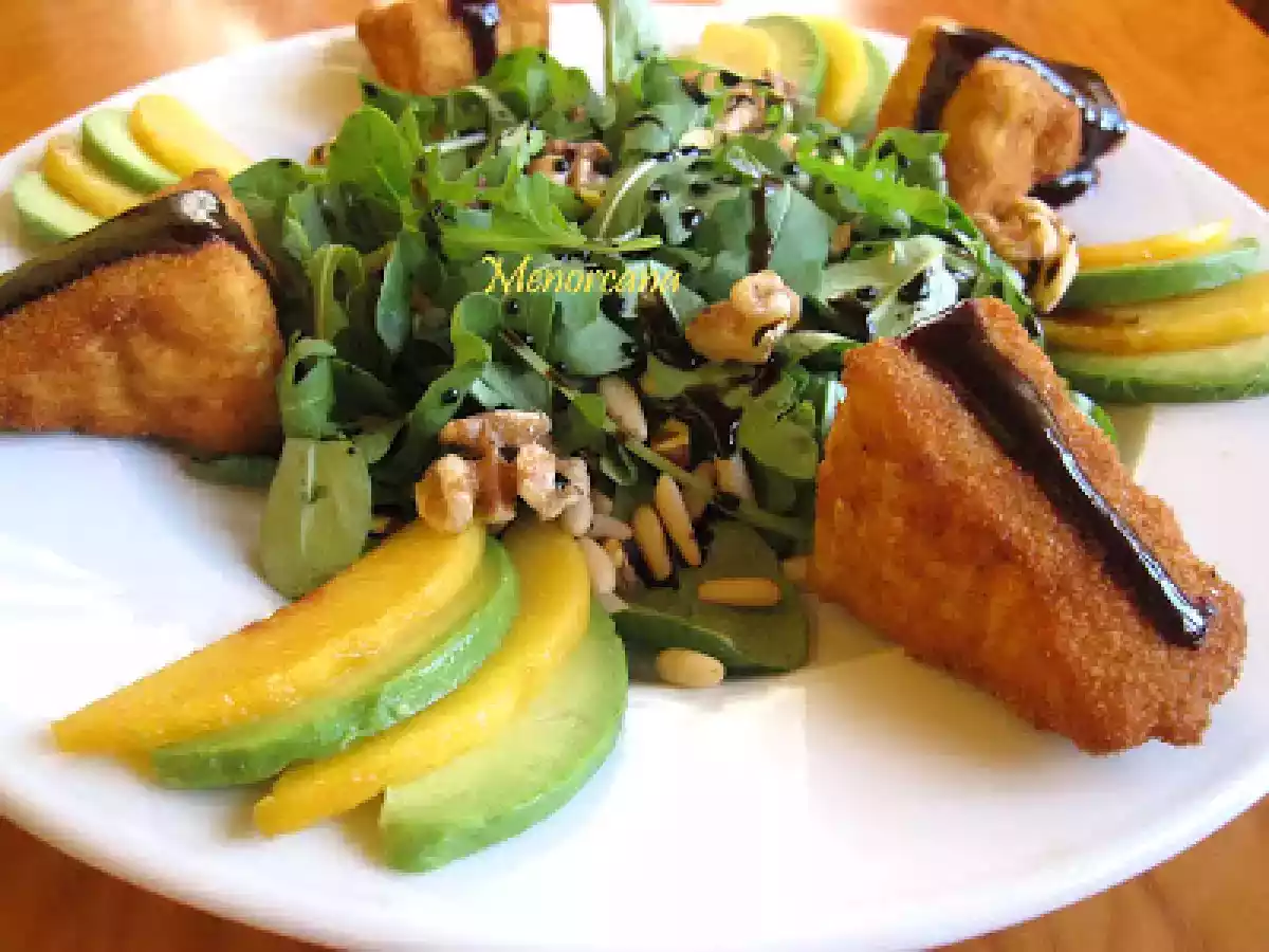 Camembert frito con ensalada