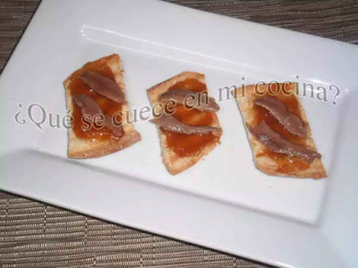 CANAPÉ DE ANCHOA CON MERMELADA DE BREVA.