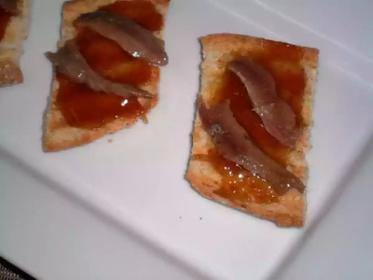 CANAPÉ DE ANCHOA CON MERMELADA DE BREVA. - foto 2