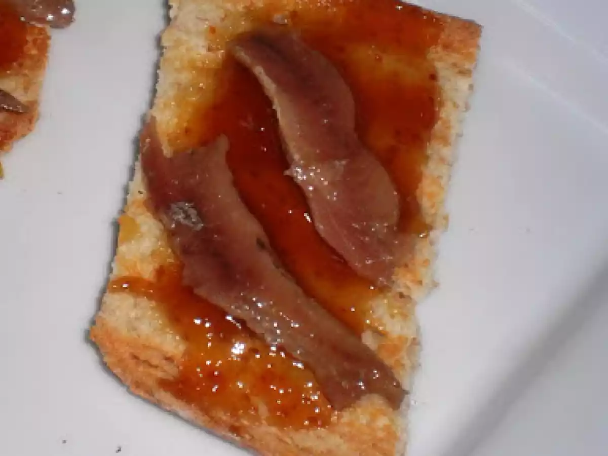 CANAPÉ DE ANCHOA CON MERMELADA DE BREVA. - foto 3
