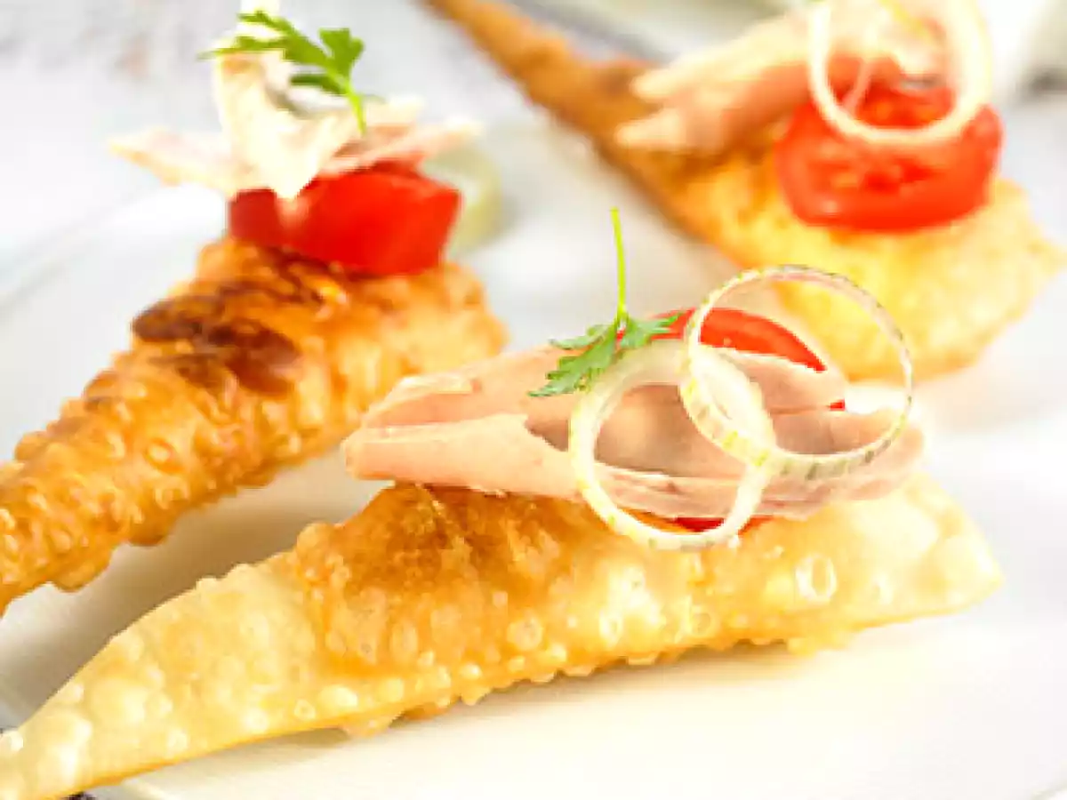 Canapé de Bonito del Norte con tomate