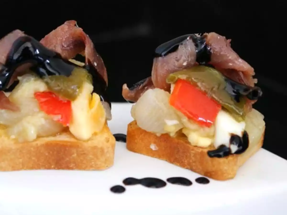 Canapé de escalivada con anchoas del Cantábrico