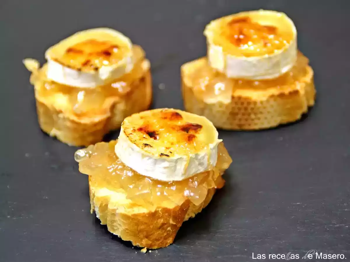 Canapé de rulo de cabra caramelizado