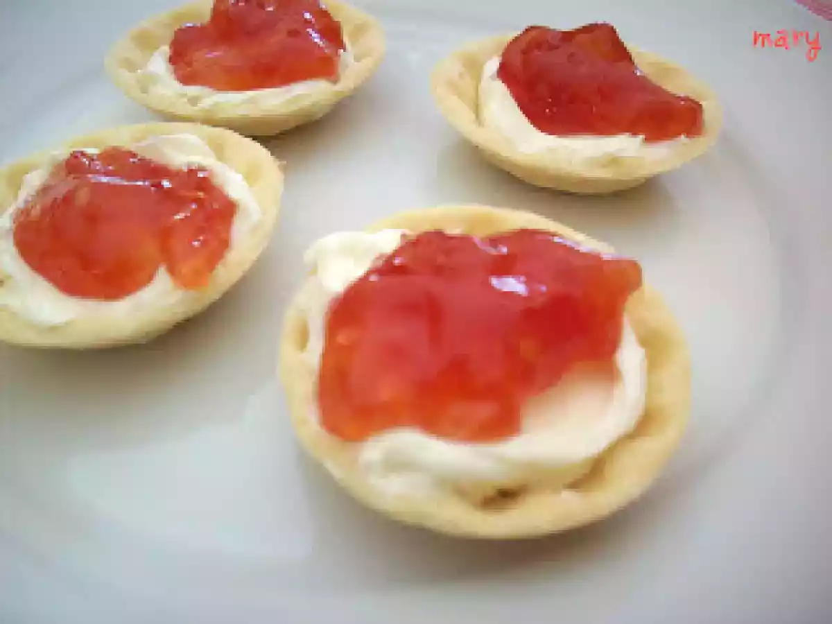 Canapé de tostadas de queso con mermelada de tomate