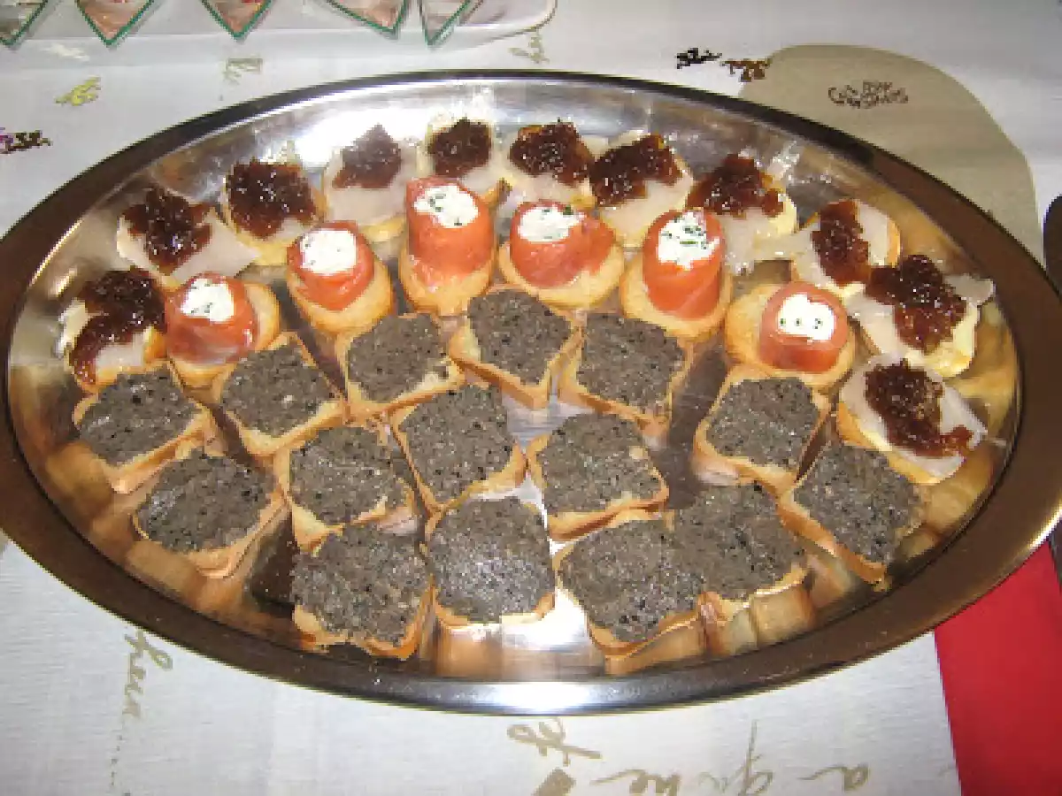 Canapés de allioli, bacalao ahumado y cebolla caramelizada