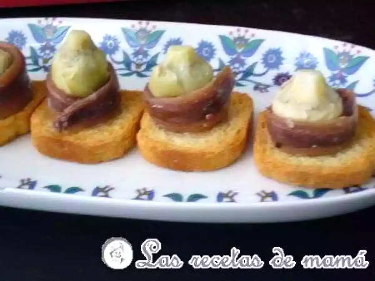 Canapés de Anchoas y corazones de alcachofas