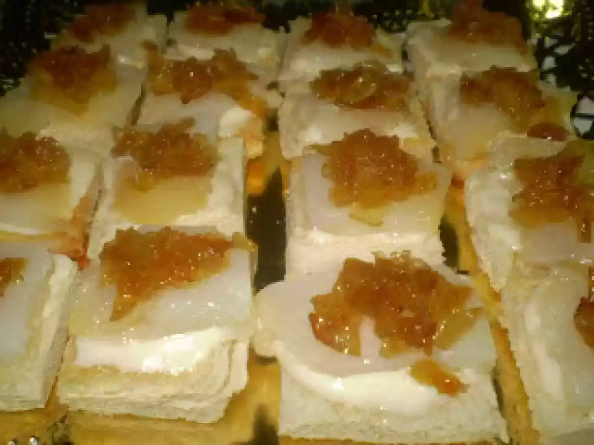 CANAPES DE BACALAO AHUMADO CON CEBOLLA CARAMELIZADA