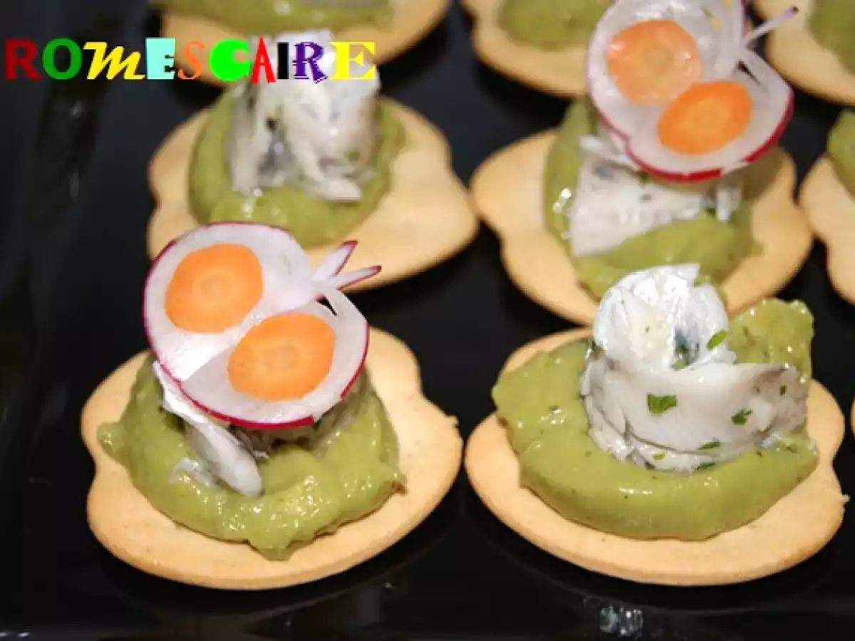 Canapés de boquerones con guacamole y mini hamburguesas con patatas