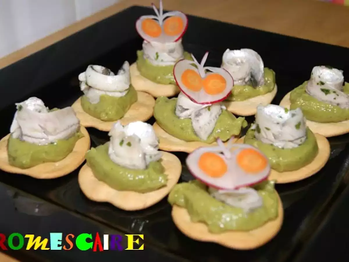 Canapés de boquerones con guacamole y mini hamburguesas con patatas - foto 2