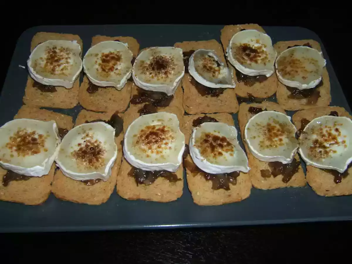 Canapés de cebolla caramelizada.