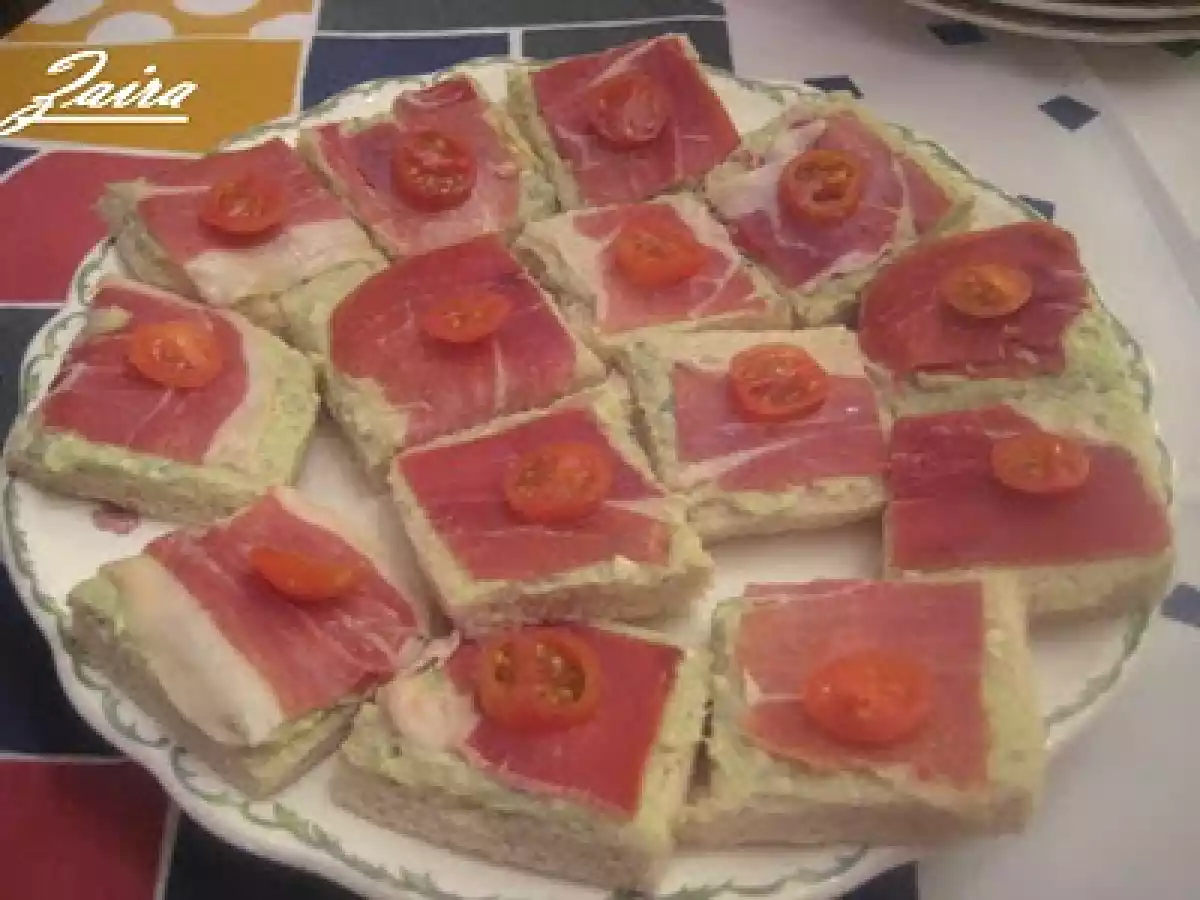 Canapés de jamón con crema de queso Gorgonzola