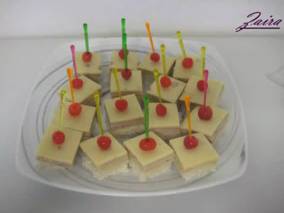 Canapés de milhojas de mousse de oca, queso y cerezas