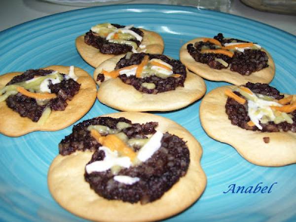 CANAPES DE MORCILLA Y QUESO