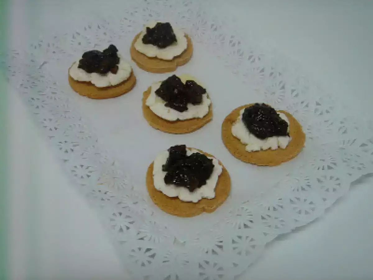 CANAPÉS DE QUESO DE CABRA CON CEBOLLA CARAMELIZADA